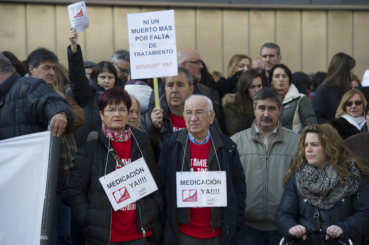 La concentración se ha llevado a cabo en la plaza Circular. (Luis JAUREGIALTZO / ARGAZKI PRESS)