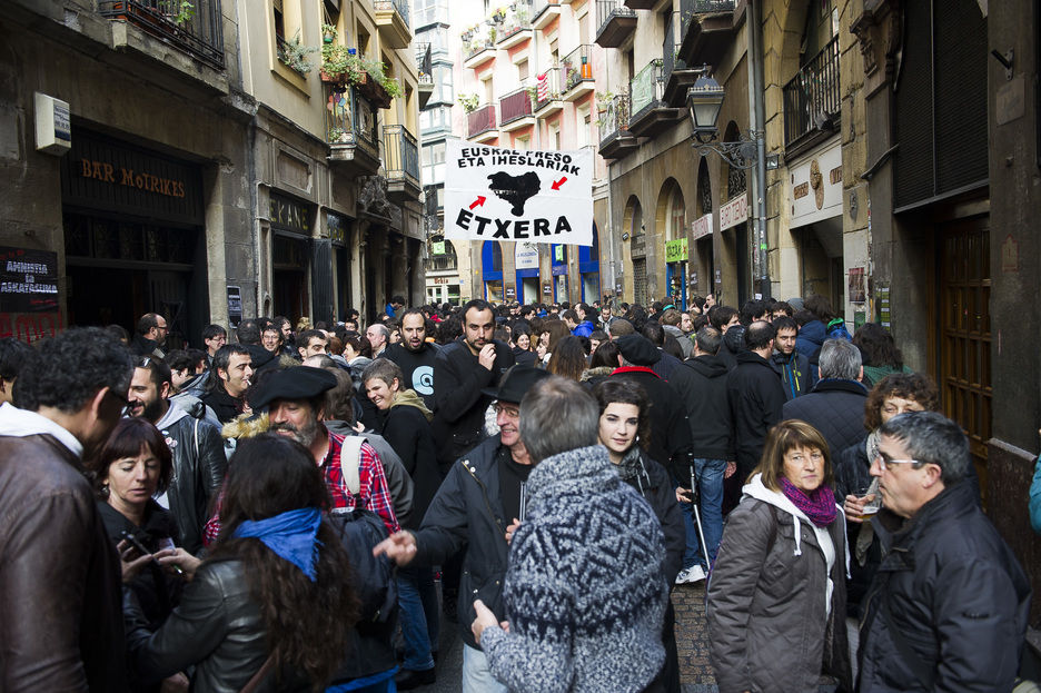 Alde Zaharra jendez gainezka. (Luis JAUREGIALTZO / ARGAZKI PRESS)