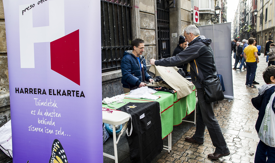 Harrera elkartea materiala saltzen. (Luis JAUREGIALTZO / ARGAZKI PRESS)