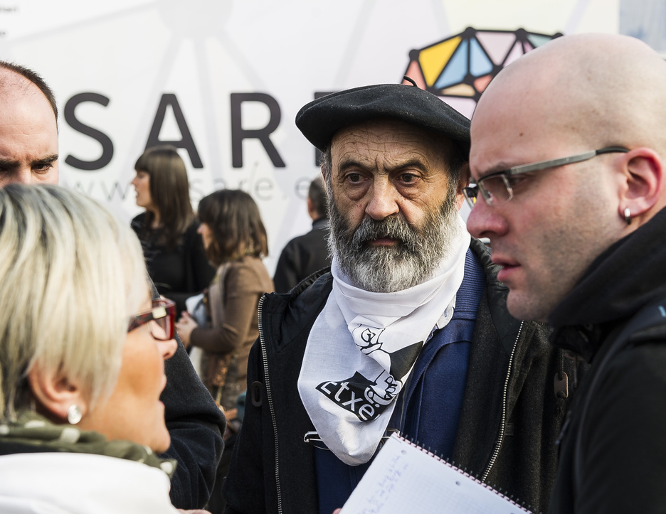 Jende andana batu da Areatzan goizean zehar. (Luis JAUREGIALTZO / ARGAZKI PRESS)