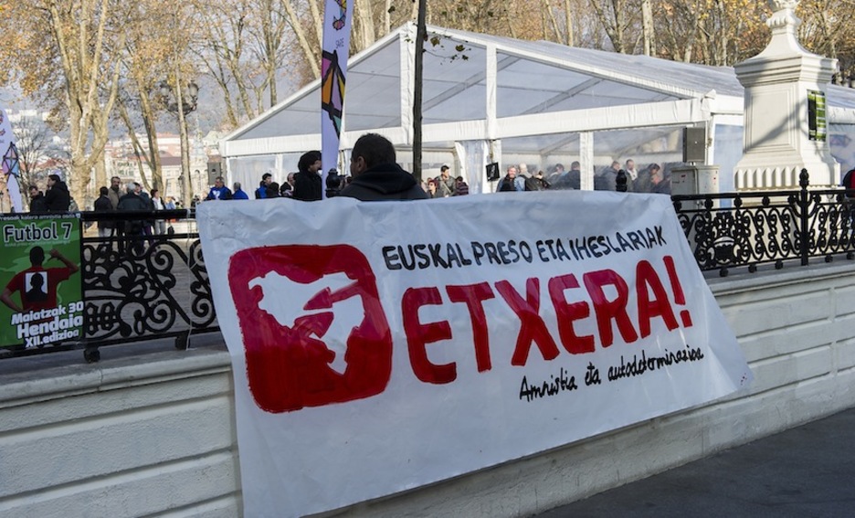 Kartela Areatzan. (Luis JAUREGIALTZO / ARGAZKI PRESS)