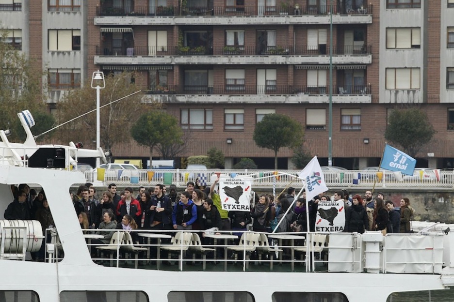 Nerbioi ibaia zeharkatzen duen barkuan ere aldarrikapena ez da falta. (Luis JAUREGIALTZO / ARGAZKI PRESS)