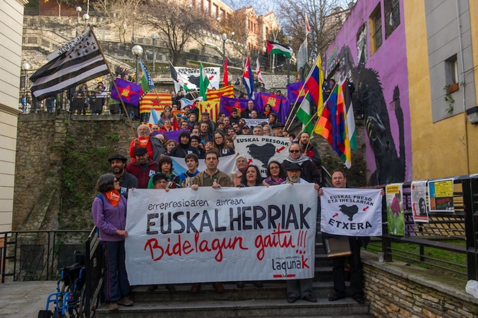 Mundu guztitik iritsitako Euskal Herriaren Lagunak ere Bilbon dira. (Luis JAUREGIALTZO / ARGAZKI PRESS) 
