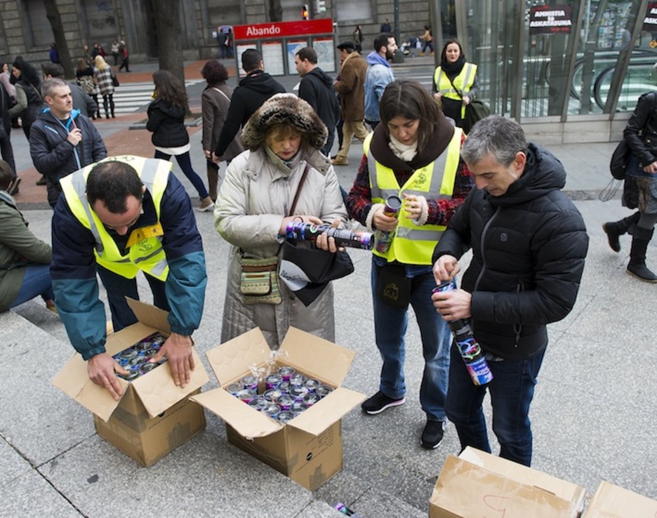 Manifestazioan erabiliko diren argiak banatzen. (Luis JAUREGIALTZO/ARGAZKI PRESS)
