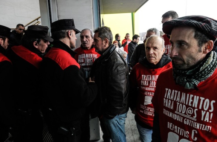 La Policía foral impide el acceso a los enfermos de hepatitis. (Jagoba MANTEROLA / ARGAZKI PRESS)