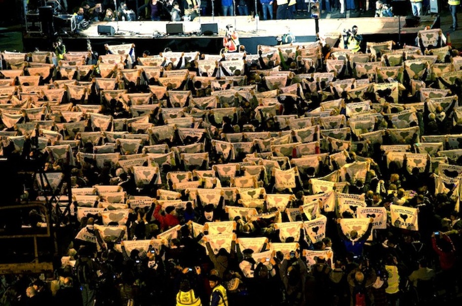 La multitud agita las banderolas contra la dispersión ante el escenario de Zabalburu. (ARGAZKI PRESS) La multitud agita las banderolas contra la dispersión ante el escenario de Zabalburu. (ARGAZKI PRESS)