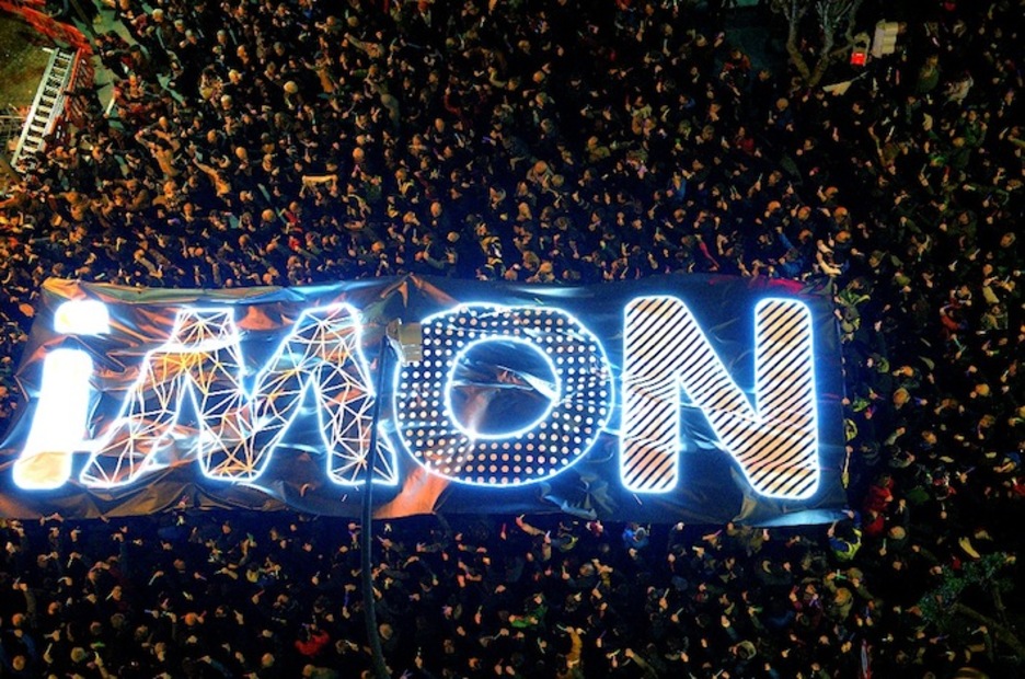 El lema ‘Now’, formado con luces de móviles. (ARGAZKI PRESS) El lema ‘Now’, formado con luces de móviles. (ARGAZKI PRESS)