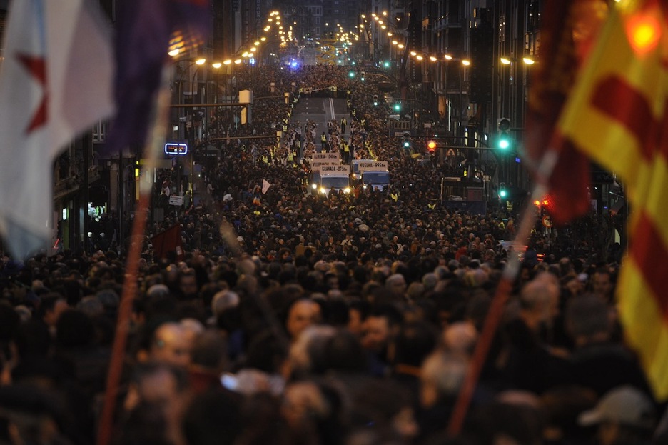 Las furgonetas de Mirentxin avanzan por una calle Autonomía abarrotada. (ARGAZKI PRESS) Las furgonetas de Mirentxin avanzan por una calle Autonomía abarrotada. (ARGAZKI PRESS)