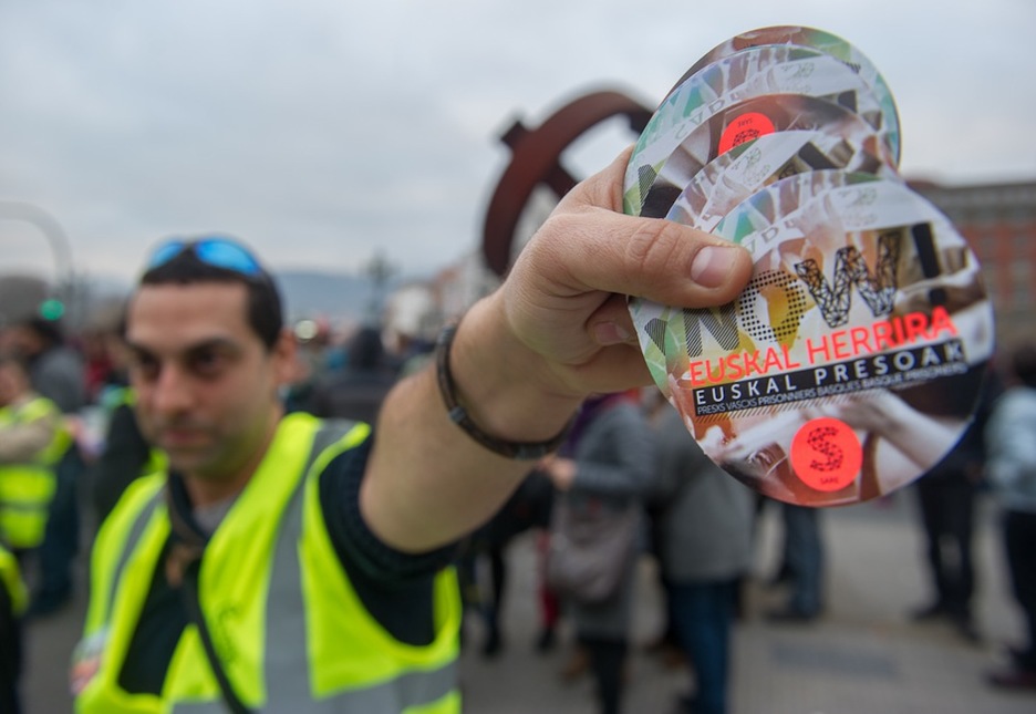 Un voluntario reparte pegatinas. (Juanan RUIZ/ARGAZKI PRESS) Un voluntario reparte pegatinas. (Juanan RUIZ/ARGAZKI PRESS)