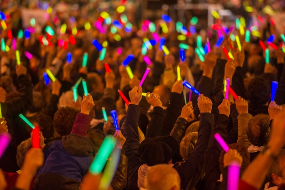 Agitando las señales luminosas al final de la manifestación. (Juanan RUIZ/ARGAZKI PRESS) Agitando las señales luminosas al final de la manifestación. (Juanan RUIZ/ARGAZKI PRESS)