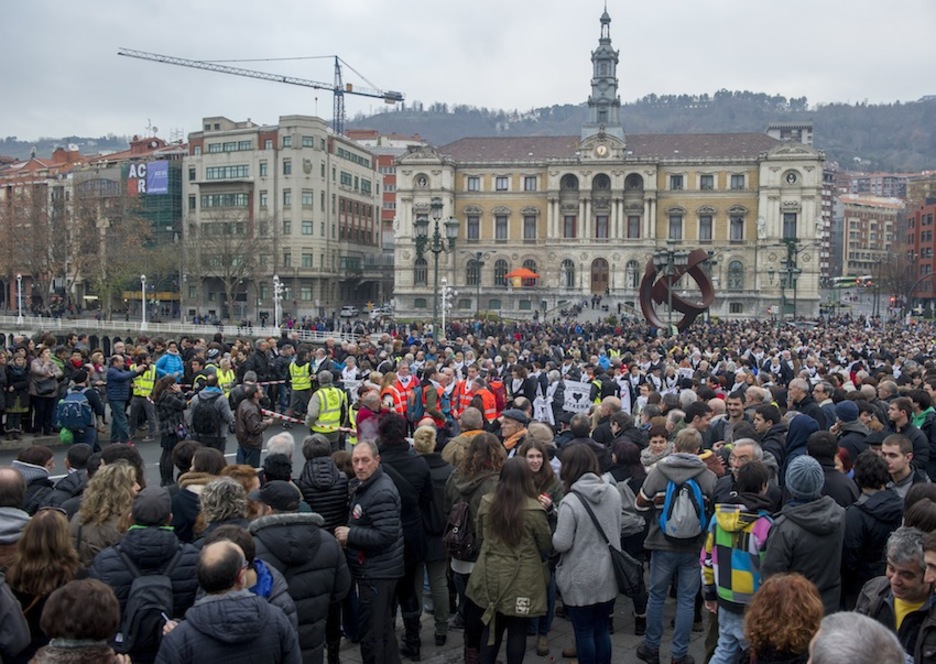 Vista de la zona del Ayuntamiento antes del inicio de la movilización. (Juanan RUIZ/ARGAZKI PRESS) Vista de la zona del Ayuntamiento antes del inicio de la movilización. (Juanan RUIZ/ARGAZKI PRESS)