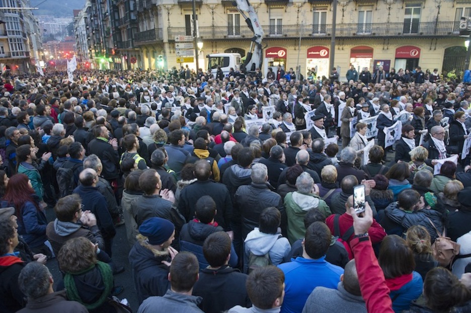 Aplausos al paso de los familiares en la plaza Circular. (Juanan RUIZ/ARGAZKI PRESS) Aplausos al paso de los familiares en la plaza Circular. (Juanan RUIZ/ARGAZKI PRESS)