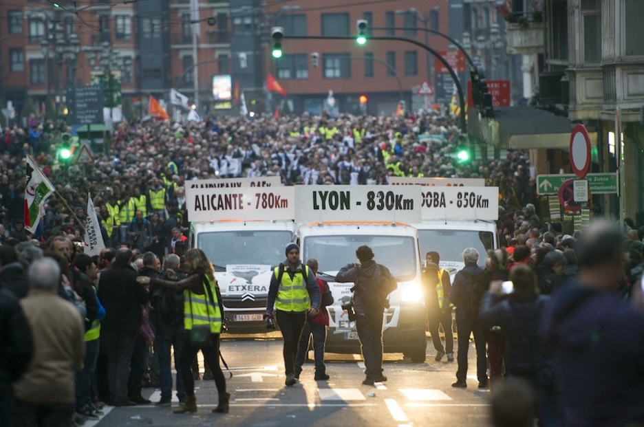 Las furgonetas de Mirentxin encabezan la columna que ha salido del Ayuntamiento. (Juanan RUIZ/ARGAZKI PRESS) Las furgonetas de Mirentxin encabezan la columna que ha salido del Ayuntamiento. (Juanan RUIZ/ARGAZKI PRESS)