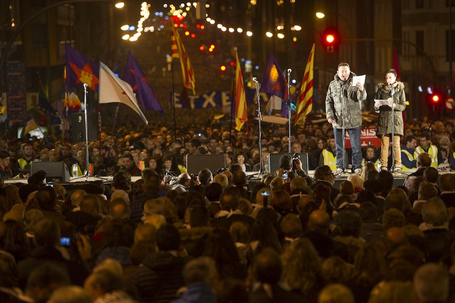 Fermin Muguruza y Saroi Jauregi han conducido el acto final. (Raúl BOGAJO/ARGAZKI PRESS) Fermin Muguruza y Saroi Jauregi han conducido el acto final. (Raúl BOGAJO/ARGAZKI PRESS)