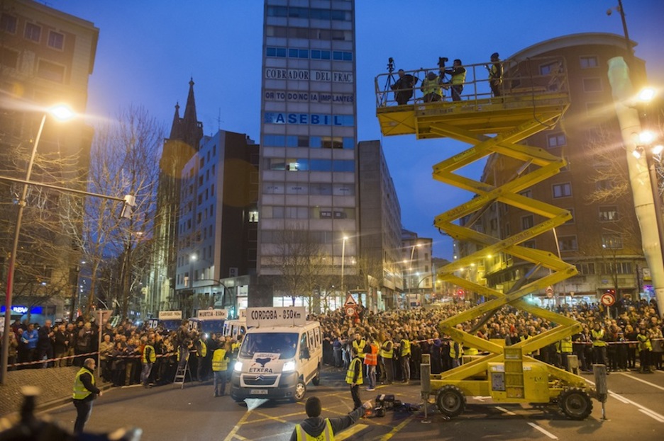 Grúa para los medios de comunicación en Zabalburu. (Juanan RUIZ/ARGAZKI PRESS) Grúa para los medios de comunicación en Zabalburu. (Juanan RUIZ/ARGAZKI PRESS)