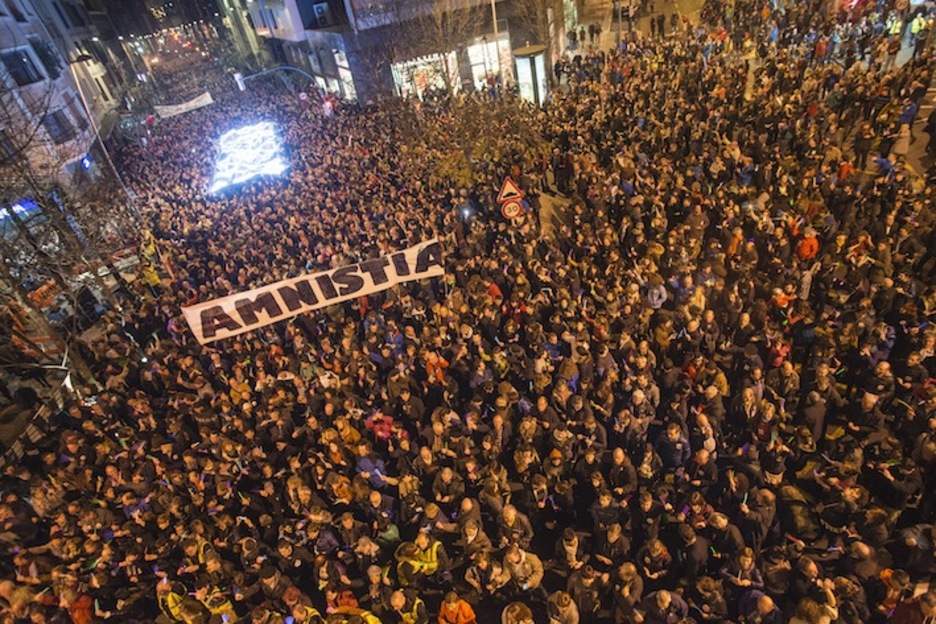 Pancarta por la amnistía en Zabalburu. (Jon URBE/ARGAZKI PRESS) Pancarta por la amnistía en Zabalburu. (Jon URBE/ARGAZKI PRESS)