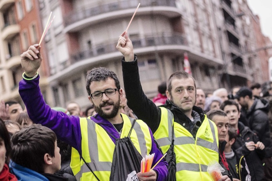 Dos voluntarios reparten las señales luminosas. (Aritz LOIOLA/ARGAZKI PRESS) Dos voluntarios reparten las señales luminosas. (Aritz LOIOLA/ARGAZKI PRESS)