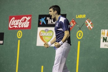 Ezkurdia celebra un tanto en su cuarta victoria junto a Zabaleta. (Aritz LOIOLA / ARGAZKI PRESS)