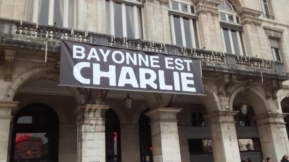 Une banderole "Bayonne est Charlie" flotte sur le balcon de la mairie (Mediabask)