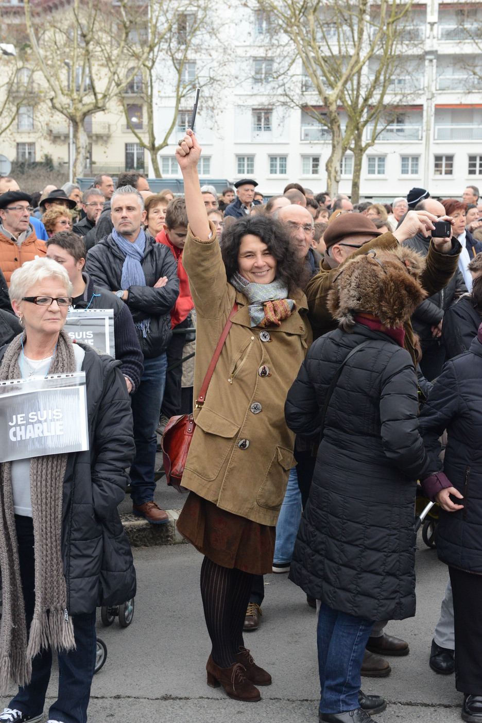 Des manifestants brandissent des stylos en signe de protestation (Sylvain Sencristo)