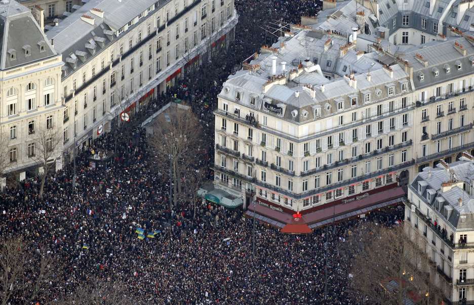 Miles de personas en la plaza de la República. (Kenzo TREBUILLARD / AFP) Miles de personas en la plaza de la República. (Kenzo TREBUILLARD / AFP)