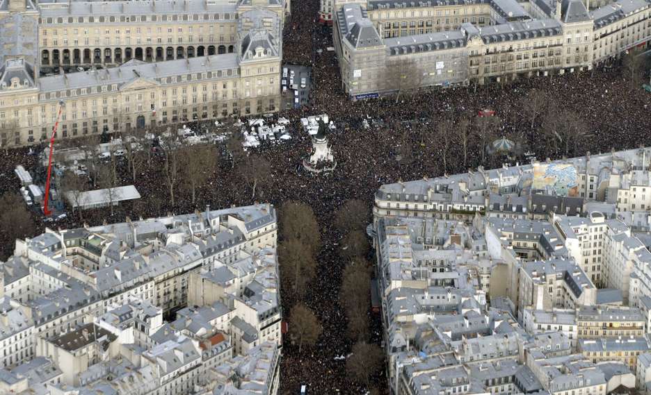 Miles de personas en la plaza de la República. (Kenzo TREBUILLARD / AFP) Miles de personas en la plaza de la República. (Kenzo TREBUILLARD / AFP)