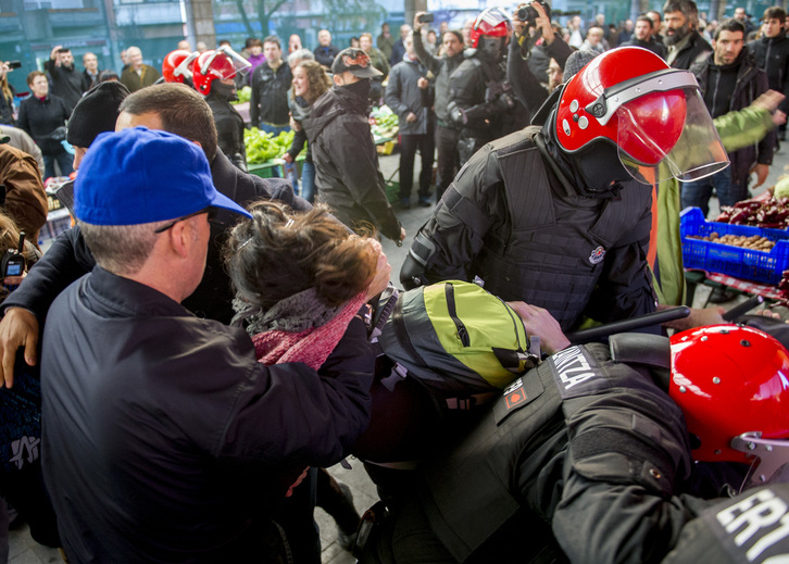 Detención de Jone Amezaga en Gernika. (Marisol RAMIREZ / ARGAZKI PRESS)