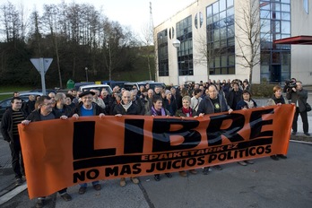 Los encausados, ayer en Donostia, antes de marchar hacia Madrid. (Juan Carlos RUIZ / ARGAZKI PRESS)