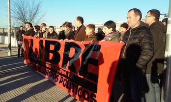 Los procesados minutos antes de acceder a la Audiencia Nacional española en Madrid. (@albertopradilla)