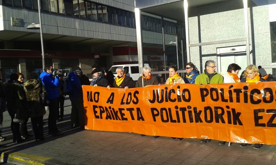 En Iruñea, protesta contra las detenciones frente a la Delegación del Gobierno español. (Aritz Intxusta)
