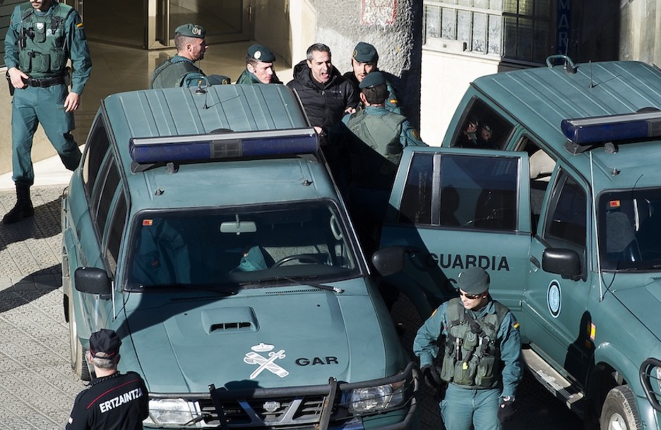 La Guardia Civil se lleva a Kepa Manzisidor tras registrar el despacho de abogados de Bilbo. (Luis JAUREGIALTZO/ARGAZKI PRESS)