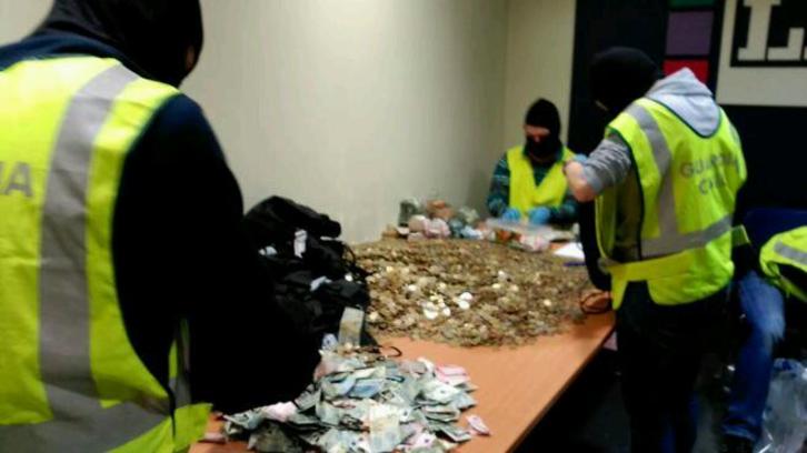 La Guardia Civil en el interior de la sede de LAB, con el dinero confiscado a Sare.
