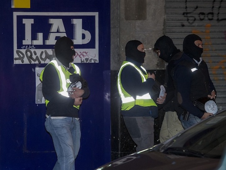 La Guardia Civil se ha llevado unos 90.000 euros de la sede de LAB. (Luis JAUREGIALTZO/ARGAZKI PRESS)