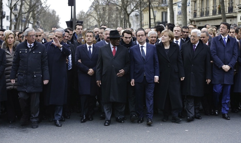 Como quien no quiere la cosa, Sarkozy se hace un hueco en la primera fila a pesar de los esfuerzos de un guardaespaldas de Netanyahu. (Philippe WOJAZER / AFP)