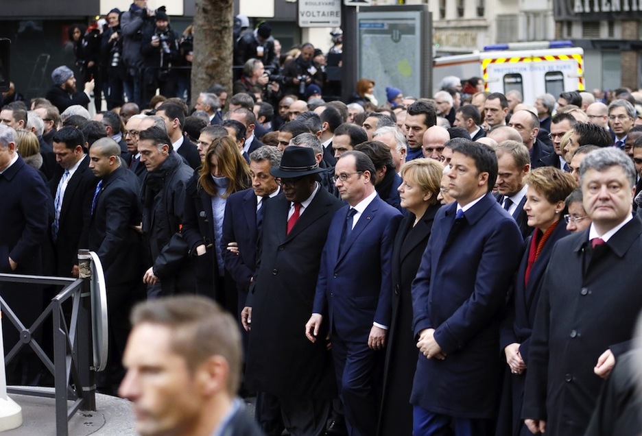 No contento con ocupar la pole position, Sarkozy cuela a su mujer, Carla Bruni. (Patrick KOVARIC / AFP)