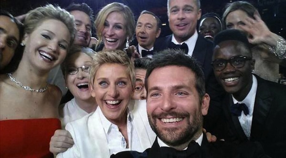 En el célebre selfie de la ceremonia de los Oscar.