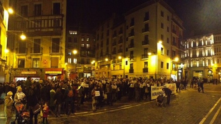 Concentración en la plaza del Ayuntamiento de Iruñea. (@AhotsaInfo)