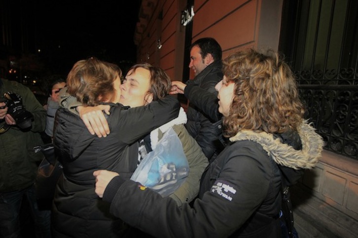 Amaia Izko abraza a quienes le esperaban a las puertas de la Audiencia Nacional. (J. DANAE/ARGAZKI PRESS)