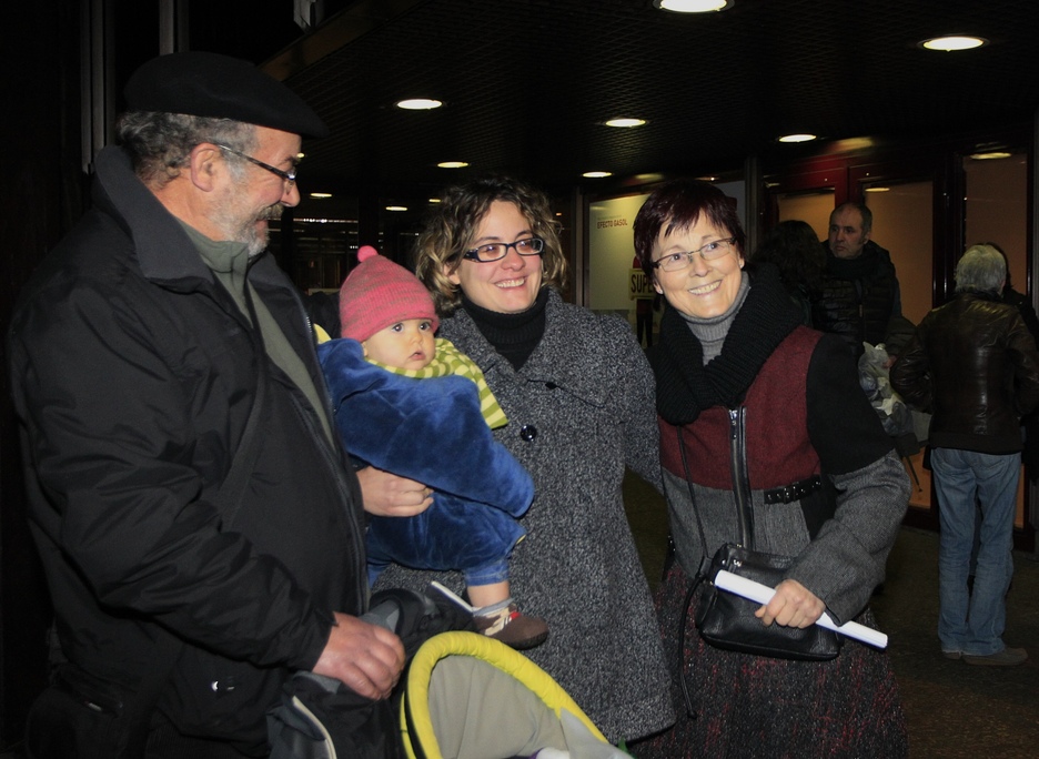 Arantxa Aparicio, junto a su padre, su madre y su hija. (J. DANAE/ARGAZKI PRESS)