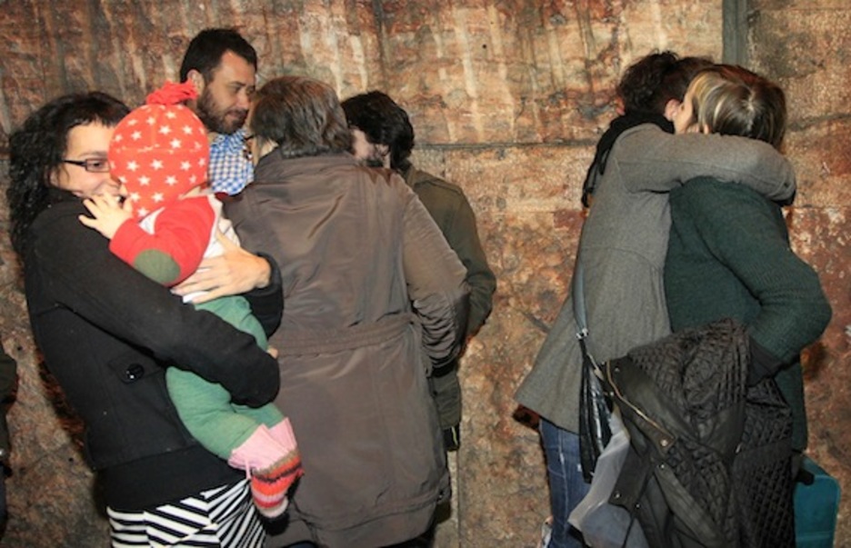 Abrazos, sonrisas y besos, tras la puesta en libertad con cargos de las seis personas que ha interrogado el juez. (J. DANAE/ARGAZKI PRESS)