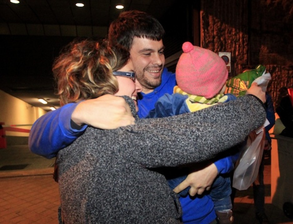 Momentos emocionantes a salida del tribunal especial. (J. DANAE/ARGAZKI PRESS)