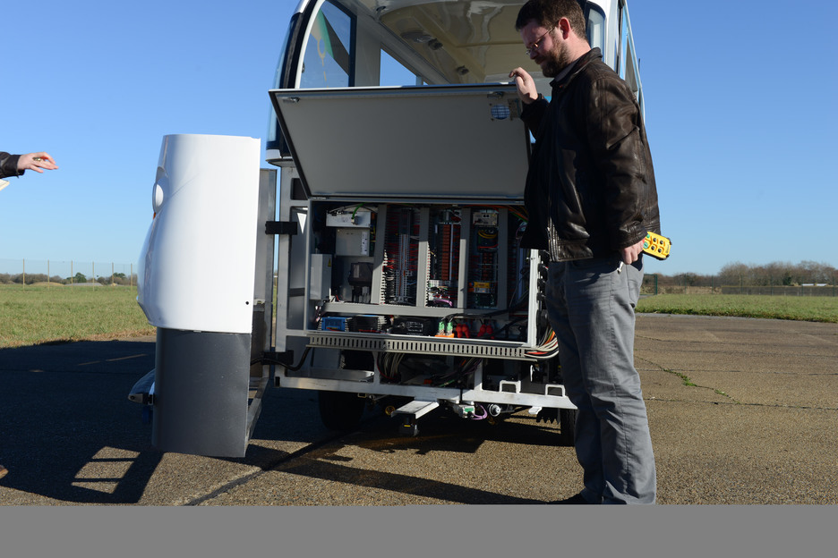 Le cerveau  : câbles et composants électriques pour sa direction. (Sylvain SENCRISTO)