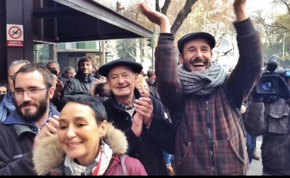 Abokatuen senide eta lagunek txalo artean hartu dituzte hauek aske geratu direnean. (@kalaportu) Abokatuen senide eta lagunek txalo artean hartu dituzte hauek aske geratu direnean. (@kalaportu)