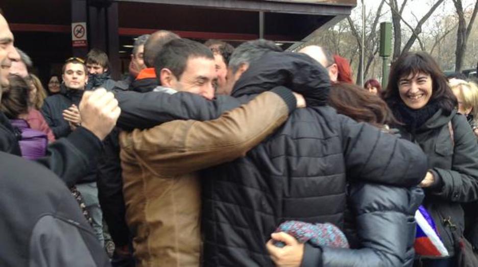 Une hunkigarriak bizi izan dira aske geratu direnen eta euren senide eta lagunen artean. (@kalaportu) Une hunkigarriak bizi izan dira aske geratu direnen eta euren senide eta lagunen artean. (@kalaportu)