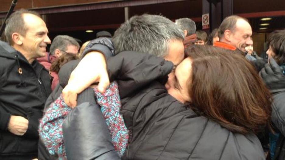 Aske geratu direnen eta senide eta lagunen arteko besarkada gehiago. (@kalaportu) Aske geratu direnen eta senide eta lagunen arteko besarkada gehiago. (@kalaportu)