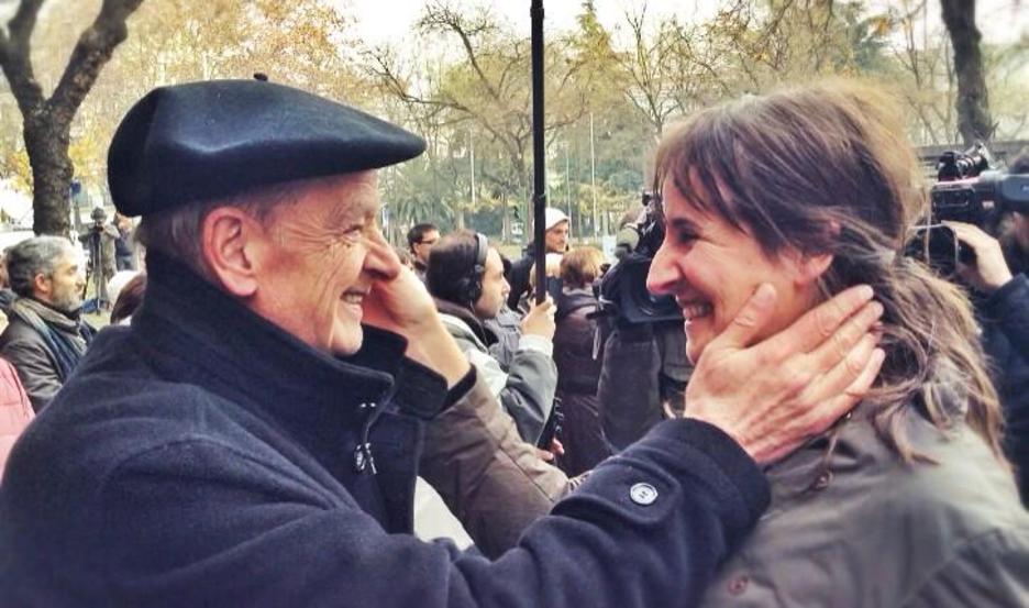 Ainhoa Baglieto, aitarekin espetxetik irten ostean. (@kalaportu) Ainhoa Baglieto, aitarekin espetxetik irten ostean. (@kalaportu)