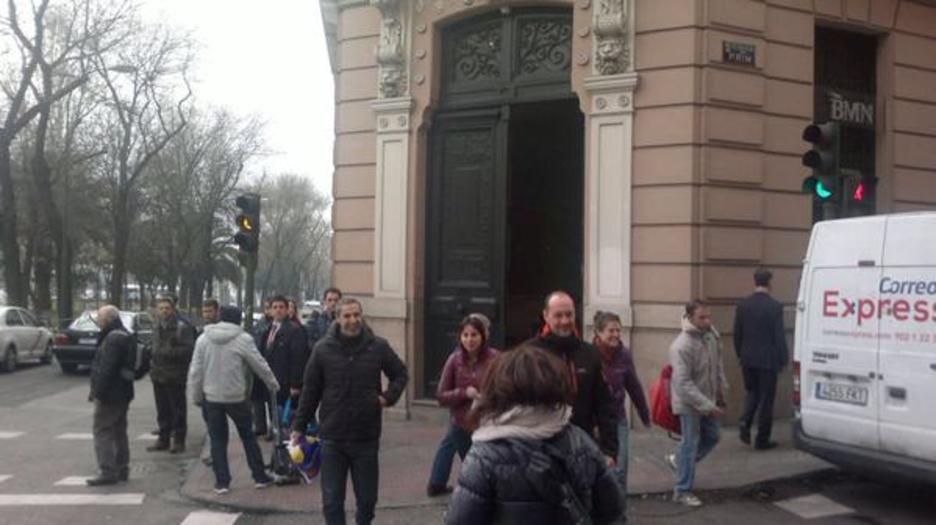 Hainbat abokatu, espetxetik irten eta senide eta lagunengana bidean. (NAIZ) Hainbat abokatu, espetxetik irten eta senide eta lagunengana bidean. (NAIZ)