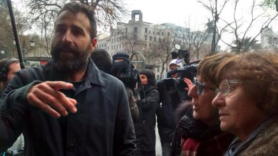 Aiert Larrarte, senideekin bat egin ostean. (NAIZ) Aiert Larrarte, senideekin bat egin ostean. (NAIZ)