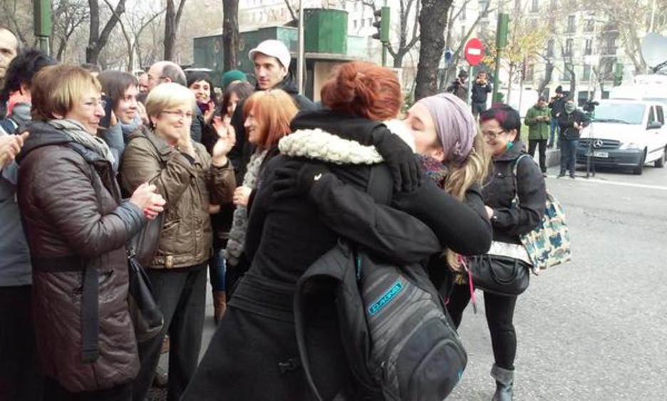 Emozio uneak bizi izan dituzte aske geratu diren abokatuek. (@albertopradilla) Emozio uneak bizi izan dituzte aske geratu diren abokatuek. (@albertopradilla)