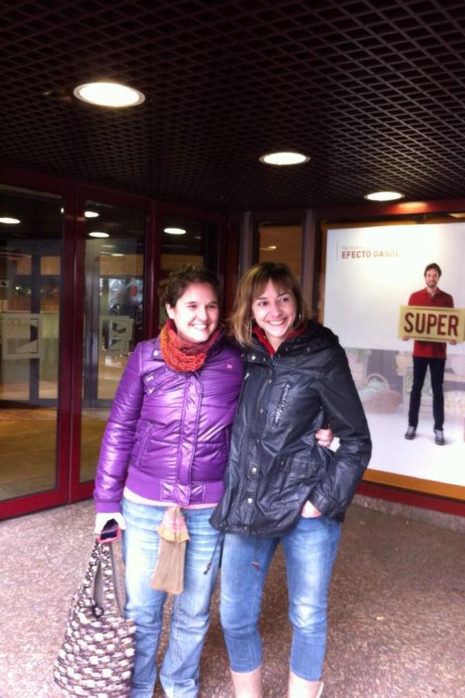 Atxarte Salvador (ezkerrean) eta Eukene Jauregi (eskubian), asteleheneko operazioan atxilotuetako bi abokatu, aske geratu ostean. (NAIZ) Atxarte Salvador (ezkerrean) eta Eukene Jauregi (eskubian), asteleheneko operazioan atxilotuetako bi abokatu, aske geratu ostean. (NAIZ)